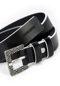 Cinturón de cuero negro con hebilla plateada decorada, costuras blancas y logo estampado. Presenta una textura suave y un diseño clásico.