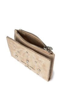 Portafoglio in suede beige con borchie in argento decorate e ricami bianchi intricati, dotato di un compartimento con cerniera nella parte superiore.