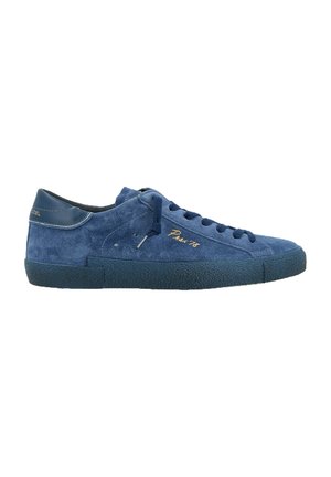 Baskets en cuir suédé bleu avec une surface texturée, semelle plate bleu foncé et bout arrondi. Dotées de lacets ton sur ton et de "Paris 78" brodé en doré.
