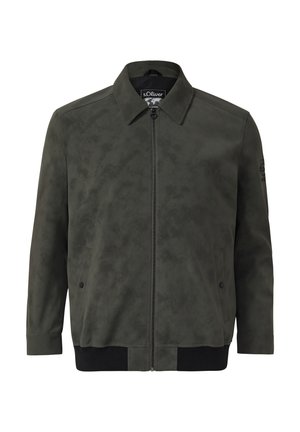 Dunkelgrüne Bomberjacke aus Wildleder mit Frontreißverschluss, Kragen, Druckknopftaschen und schwarzem, geripptem Saum, auf weißem Hintergrund dargestellt.