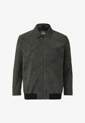 Donkergroene suède bomberjas met frontrits, kraag, steekzakken met drukknoop en zwarte geribde boord, getoond op een witte achtergrond.