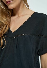 Desires AGGI V-NECK - Camicetta - black