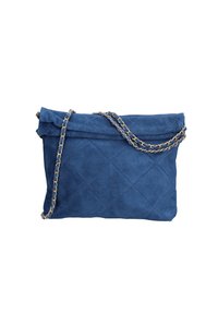 Borsa a pochette in suede blu con motivo a rombi, dotata di una tracolla in oro e chiusura superiore ripiegata. Texture liscia.