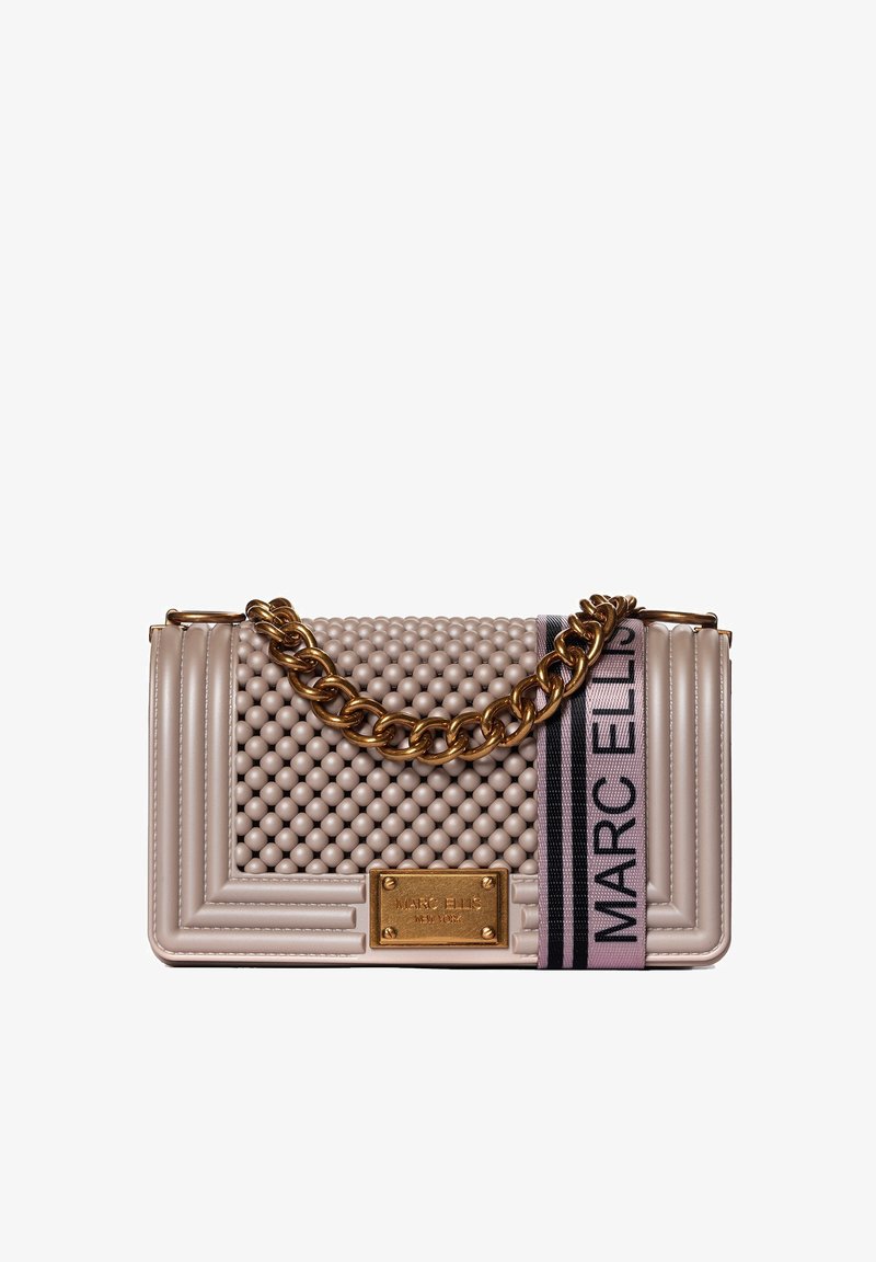 Beige handtas met een gestructureerd, bubbelachtig oppervlak. Gouden kettingriem en een logo plaatje; inclusief een gestreepte stoffen accent.