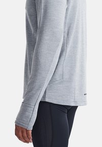2XU IGNITION 1/4 - Stickad tröja - weathervane black reflective