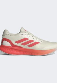 Jasnoszare buty biegowe z teksturowaną cholewką, trzema różowymi paskami i różowym gradientowym bieżnikiem oznaczonym "CLOUDFOAM". Nowoczesny design.