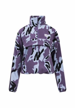 Fleece pullover in paars, blauw en zwart camouflagepatroon. Beschikt over een hoge kraag, een kwart rits en geborduurde tekst "UNBORED".