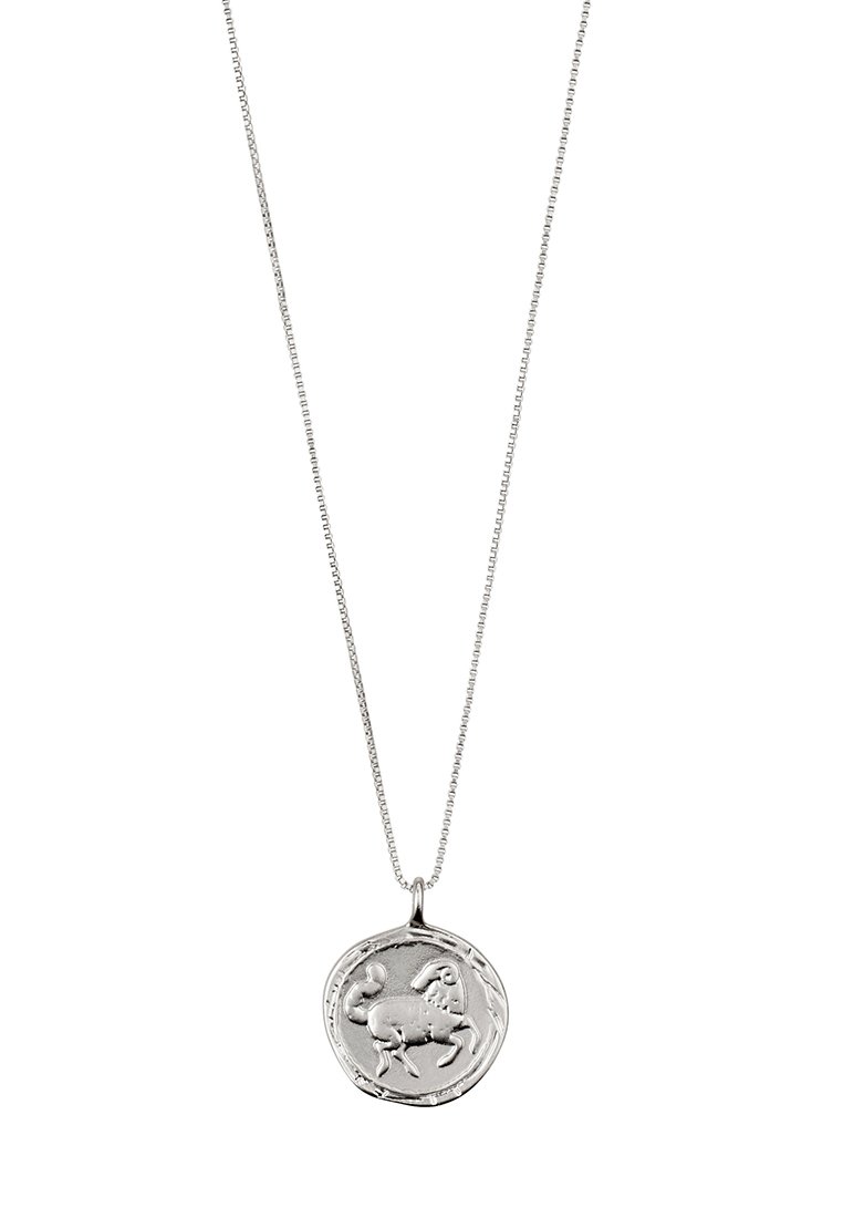 Collier en argent avec un pendentif rond présentant un motif en relief d'un bélier à l'intérieur d'une bordure texturée.