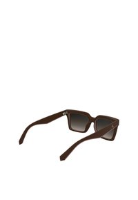 Ochelari de soare pătrați maro cu lentile degradate, rame mai groase, design unghiular și detaliu cu logo argintiu pe lateral. Material plastic.
