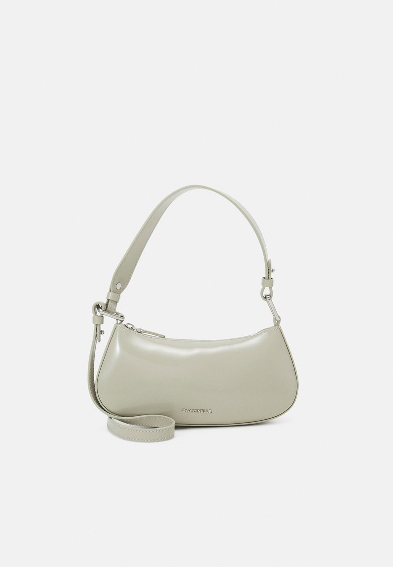 Petit sac à épaule en cuir gris clair avec forme incurvée, fermeture éclair sur le dessus, bandoulière réglable et bandoulière plus longue amovible, marqué devant au centre.