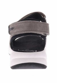 Grijze suède sandaal met een brede band, verstelbare sluiting en een witte rubberen zool. Voorzien van een gestructureerde zwarte onderkant voor grip.