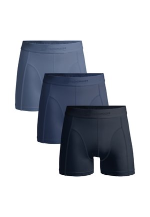 Drie paar herenboxershorts in verschillende blauwtinten, gemaakt van glad, rekbaar stof met een logoband en gestikte details.