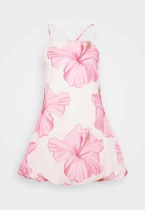 Lekka sukienka bez rękawów w białawym materiale z dużymi nadrukami różowych kwiatów hibiskusa, z cienkimi regulowanymi ramiączkami i zwiewnym krojem.