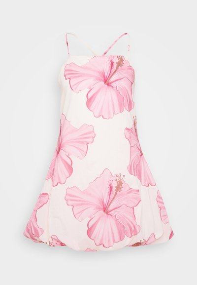 Lettvint ermela kjole i off-white stoff med store rosa hibiskusblomsttrykk, med tynne justerbare stropper og en flytende silhuett.