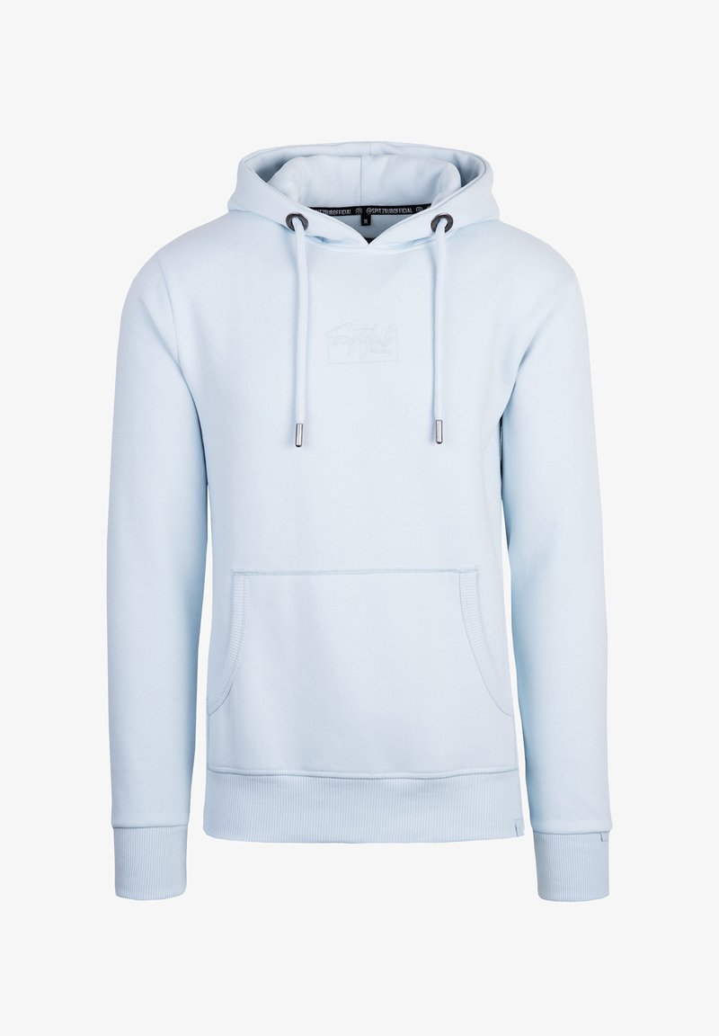 Lichtblauwe hoodie van zacht materiaal, met een voorkant kangaroo zak, trekkoordcapuchon en geborduurd logo op de borst.