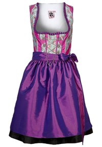 Robe traditionnelle avec un corsage rose motif floral, une jupe en satin violet et une ceinture en ruban assortie. Détail de bord noir.
