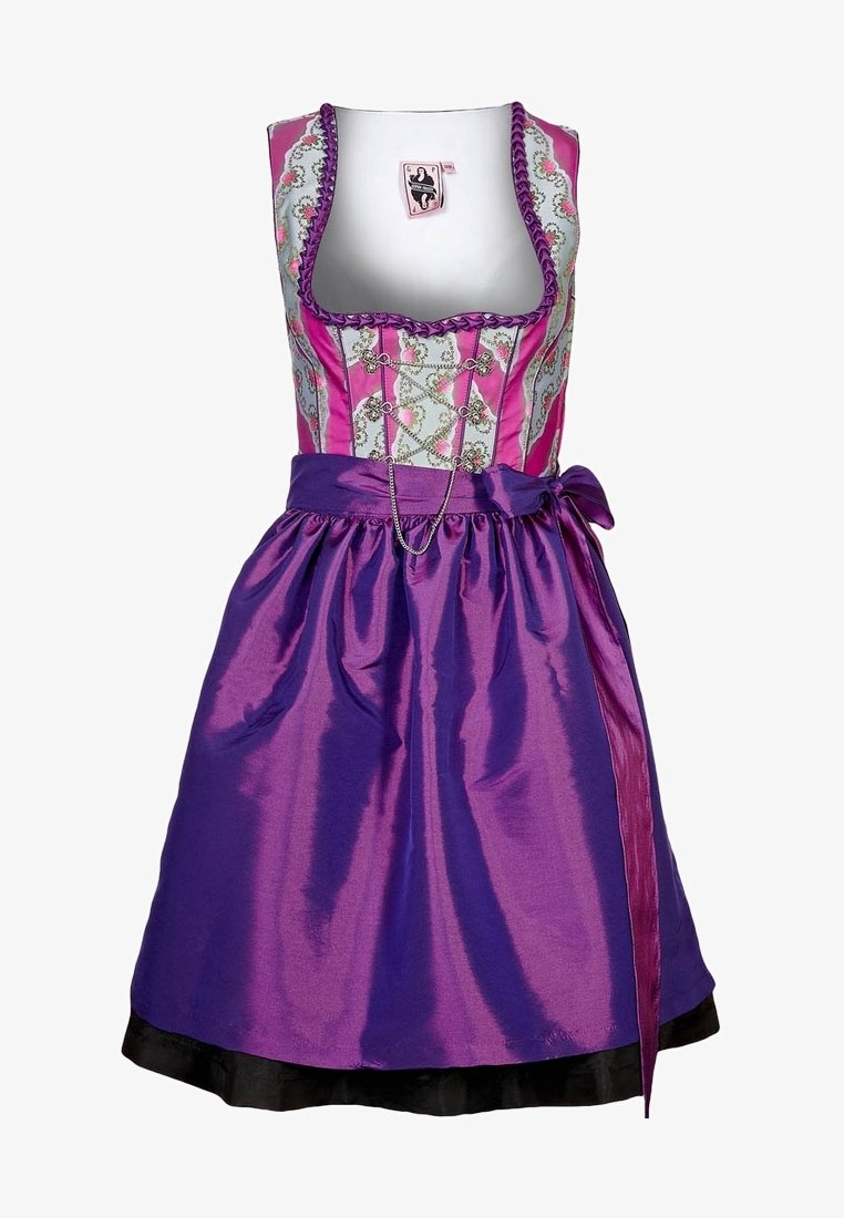 Robe traditionnelle avec un corsage rose motif floral, une jupe en satin violet et une ceinture en ruban assortie. Détail de bord noir.