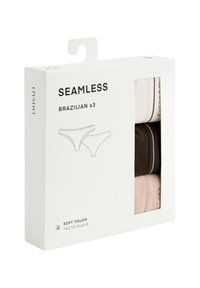 Pakket van drie naadloze Braziliaanse slips in beige, bruin en lichtroze, met zachte materialen en een eenvoudig, minimalistisch ontwerp.
