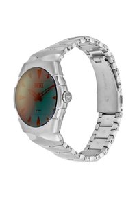 Klocka i rostfritt stål med en rund, gradient urtavla, djärva timmarkörer och ett polerat metallband. Har en knapp på sidan.