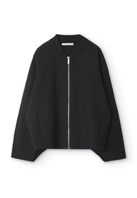 Svart kortad sweatshirtjacka med rund krage, långa ärmar och en centralt placerad silverdragkedja för stängning. Mjuk tyg med en slät textur.