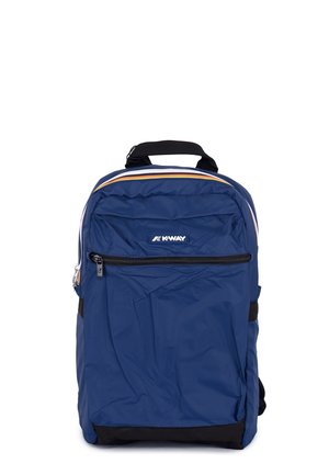 Blauwe K-Way rugzak met zwart handvat, voorvak met rits, en een ritsafwerking in wit, oranje en marineblauwe strepen tegen een witte achtergrond.