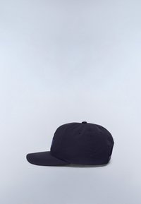 Gorra de béisbol negra con visera curva, diseño de seis paneles y ojales de ventilación mostrada de lado sobre un fondo liso y claro.