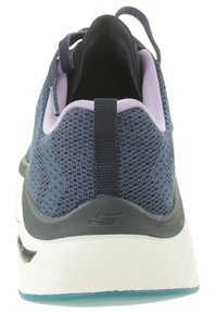 Marineblaue Sportschuhe aus atmungsaktivem Strickmaterial mit einem strukturierten Muster, ausgestattet mit einer gepolsterten weißen Sohle und violetten Akzenten.