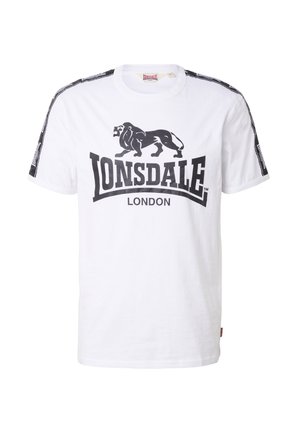 Valge lühikeste varrukatega T-särk musta Lonsdale Londoni logoga ja lõvigraafikuga ees, ning kaubamärgiga must nauh detailid õlgadel ja varrukatel.