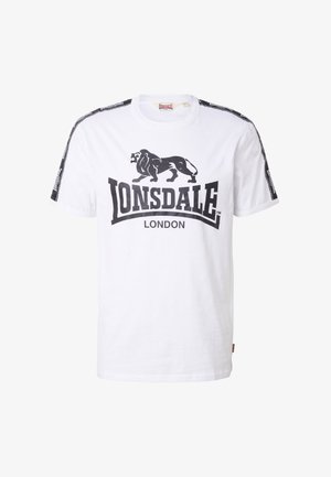 Valge lühikeste varrukatega T-särk musta Lonsdale Londoni logoga ja lõvigraafikuga ees, ning kaubamärgiga must nauh detailid õlgadel ja varrukatel.
