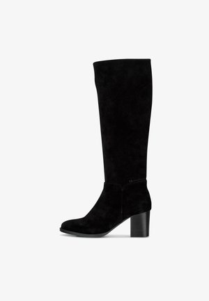 Bottes noires montantes en daim, présentant une texture lisse, un bout arrondi et un talon empilé. Design simple sans matériel visible.