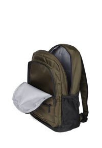 Sac à dos vert olive avec plusieurs compartiments zippés, une doublure intérieure grise et une poche latérale en maille pour un stockage supplémentaire.