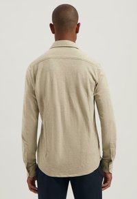 Beige lange mouwen shirt met een casual kraag, een gladde textuur en knoopsluitingen bij de manchetten. Afgeronde zoom met detail op de achterzijde.