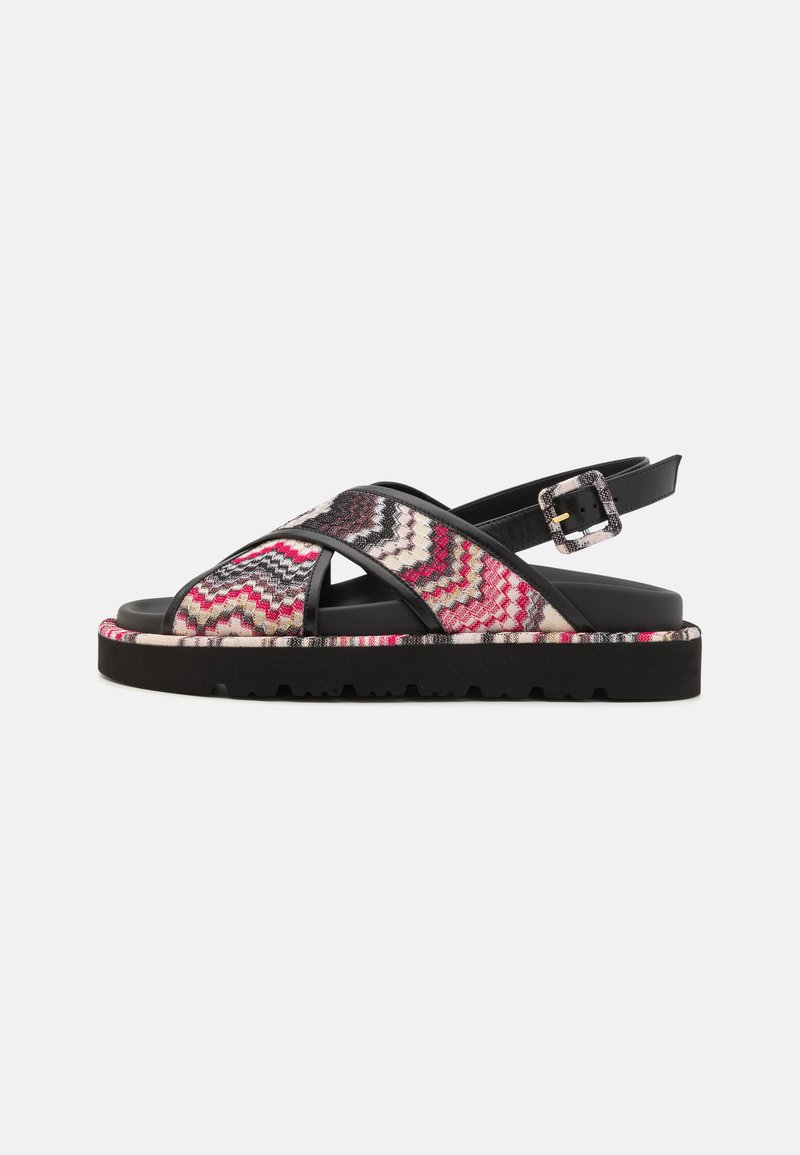 Sandales noires à lanières avec un dessus en tissu à motif zigzag rose, beige et noir. Dotées d'une semelle noire épaisse avec une finition texturée.