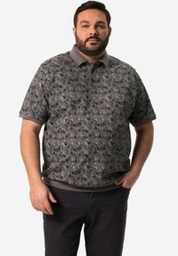 Kortærmet polo shirt i mørkegrå med et grønt blomstermønster, der har en kravehals og en ensfarvet grå kant ved ærmeafslutningerne og kanten.