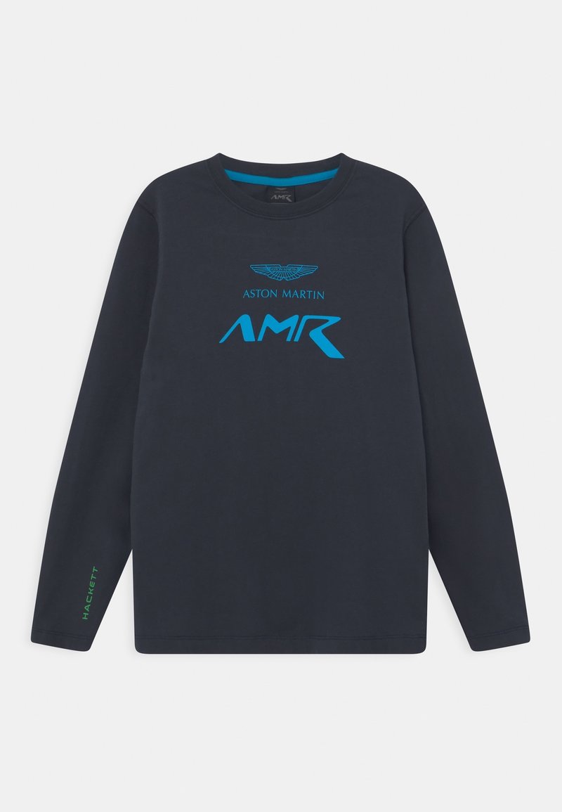 Marineblå langærmet skjorte med blåt Aston Martin vinger-logo, "AMR" tekst på brystet og grøn "Hackett" tekst på venstre ærmekant.