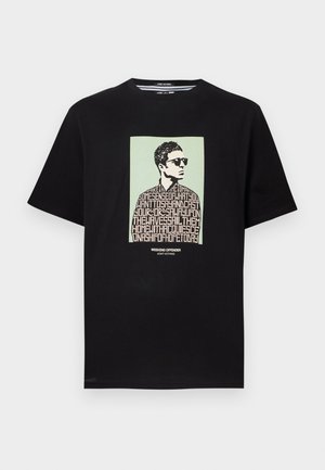 T-shirt noir avec un graphisme représentant un homme portant des lunettes de soleil, le texte formant sa chemise : "Weekend Offender Admit Nothing" en dessous.