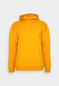 Gul hættetrøje lavet af en bomuldsblanding, med en stor kængurulomme foran, justerbar hætte med snøre og ribstrikkede ærmeender.