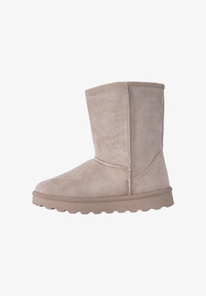 Beżowe zamszowe botki za kostkę z okrągłym noskiem, przeszywanymi szwami i teksturowaną gumową podeszwą, o minimalistycznym designie i neutralnym kolorze.