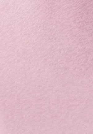 Reljeefse lainelise mustriga roosa kangas, sileda pinnaga ja kerge läikega, sobib erinevate rõivaste või disaini rakenduste jaoks.