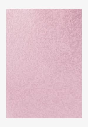 Tkanina teksturirana u ružičastoj boji s valovitim uzorkom, glatkom površinom i laganim sjajem, prikladna za razne odjevne predmete ili dizajnerske primjene.