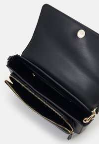 Tommy Hilfiger SOFT UTILITY LRG CROSSOVER - Skuldertasker - black