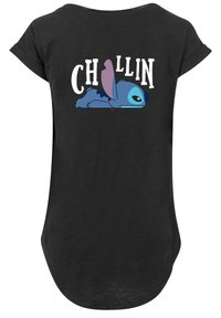 Camiseta negra de manga corta con un personaje de dibujos animados azul tumbado y el texto "CHILLIN'" arriba en letras blancas.