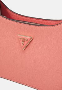 Guess MERIDIAN MINI TOP ZIP  - Borsa a mano - coral