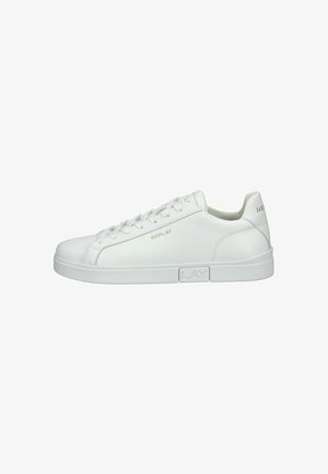 Witte leren sneakers met een gladde afwerking, een ronde neus en een platte rubberen zool. Kenmerken zijn de gouden "REPLAY" branding aan de zijkant en achterkant.