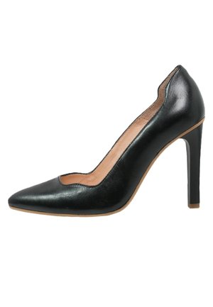 Sort læder højhælet sko med spidse tæer og udskæringer på siderne. Hælen er slank og cirka 10 cm høj.