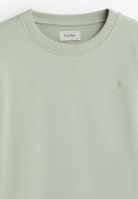 Hanorac verde deschis, confecționat dintr-un material moale, având un guler rotund cu dantelă și un mic logo brodat pe piept.