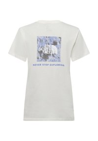 Witte katoenen t-shirt met een vierkante grafiek waarop het logo van "The North Face" in zwart en blauw staat, en de zin "NEVER STOP EXPLORING" eronder.