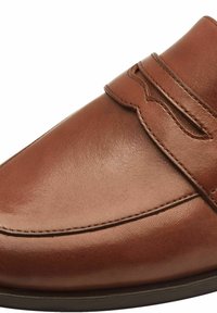 Brauner Lederschuh mit glatter Oberfläche, runder Zehenform und einem Riemen über dem Obermaterial. Mit feinen Nähten entlang der Naht.