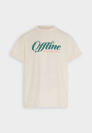 Camiseta de algodón color crema con mangas cortas. Presenta el texto "Offline" en color verde azulado y el lema en rosa "¿Sigues viendo?" impreso en el frente.