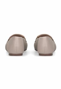 Chaussures beige à enfiler avec une tige en mesh texturé et des accents en cuir lisse, dotées d'un talon bas et d'un design à bout arrondi.